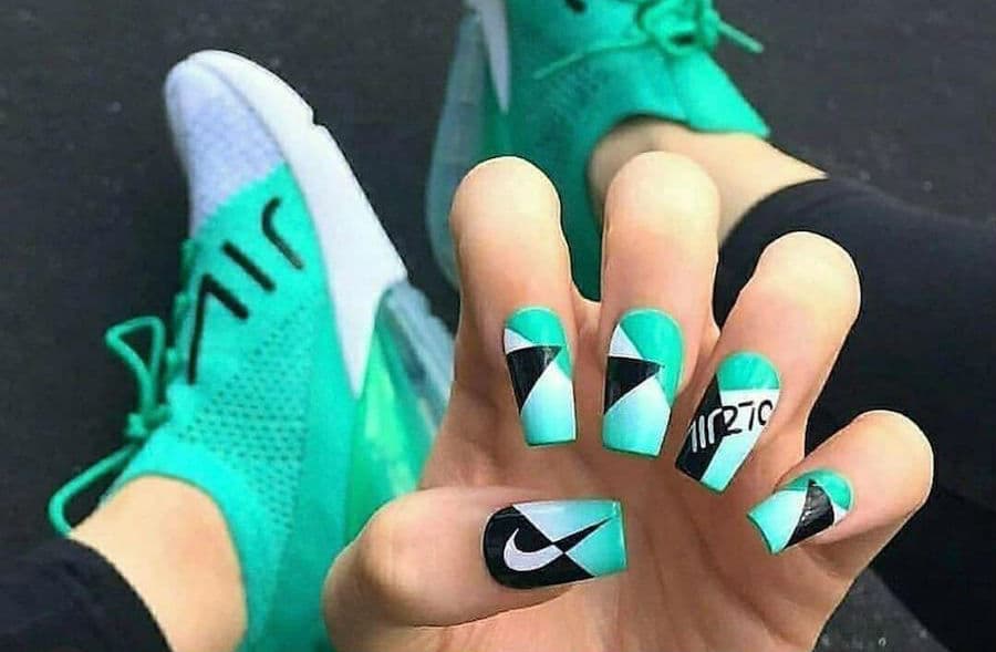 Manicure inspirada en zapatillas de lujo: una propuesta innovadora.