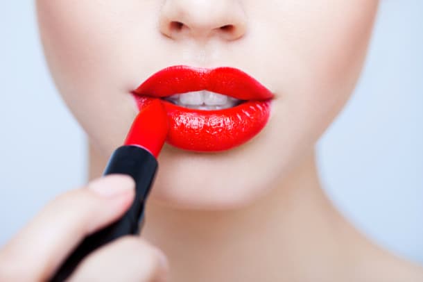 Qué hacer y qué evitar al aplicar lápiz labial rojo.
