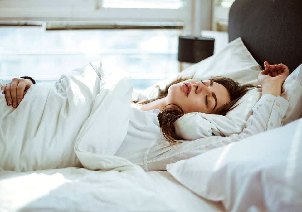 Dormir boca arriba Esto es lo que tu posición para dormir dice sobre ti Su Belleza
