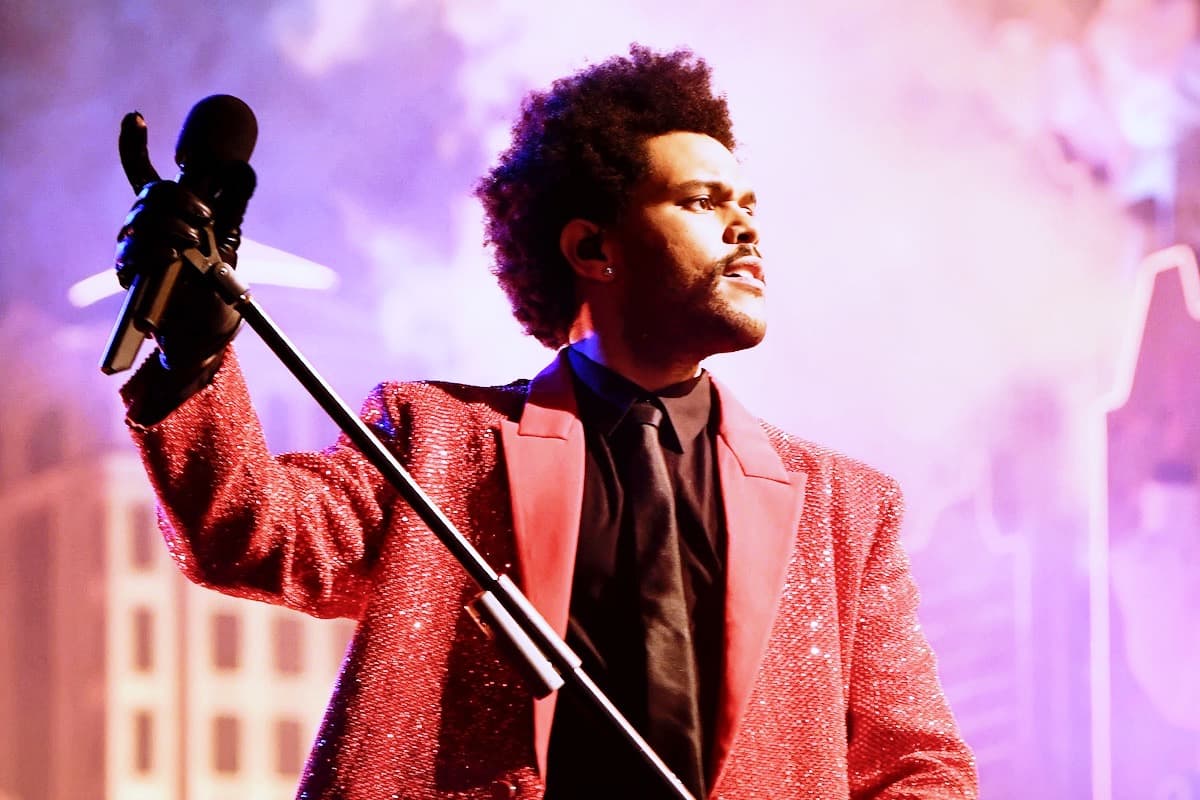 The Weeknd por fin logra su venganza en los Grammy durante el Super Bowl.