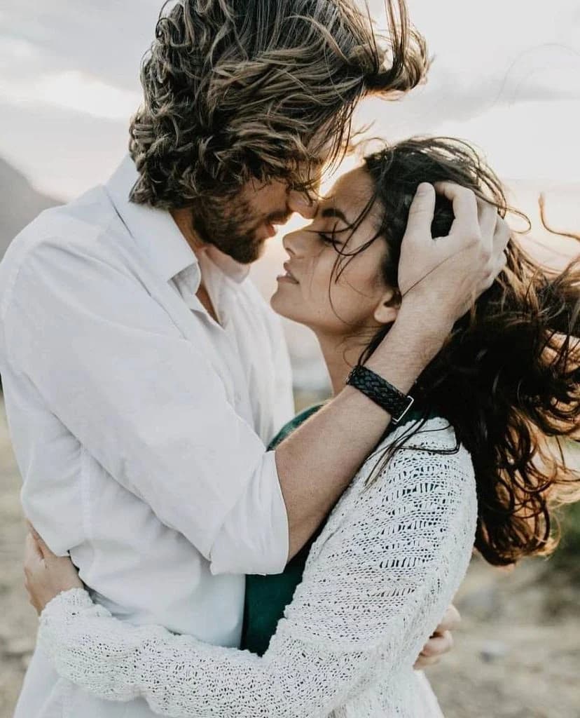 Toma tu mano mientras te tocas la cara La forma en que tomas las manos revela más sobre tu relación de lo que crees Su belleza