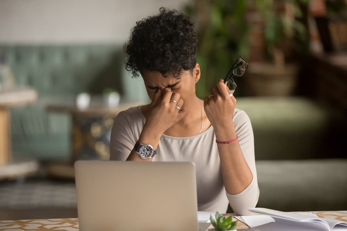 6 formas en las que el teletrabajo puede causar migrañas y cómo adaptarlas a tu situación.