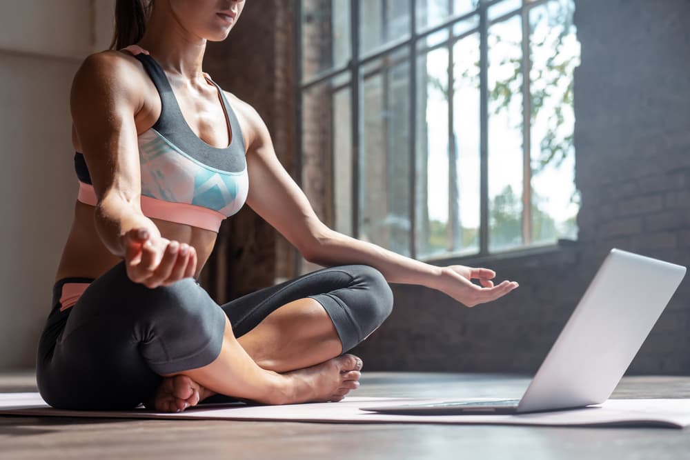 8 asanas de yoga para potenciar tu sistema inmune, flexibilidad y bienestar emocional.