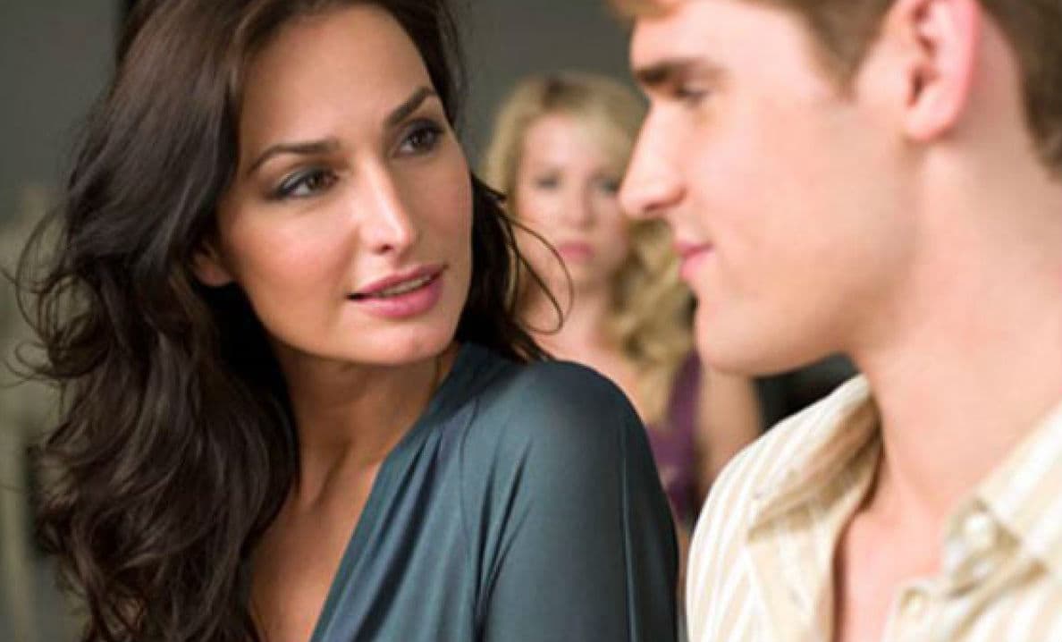 7 motivos que explican la atracción de los jóvenes hacia las mujeres mayores