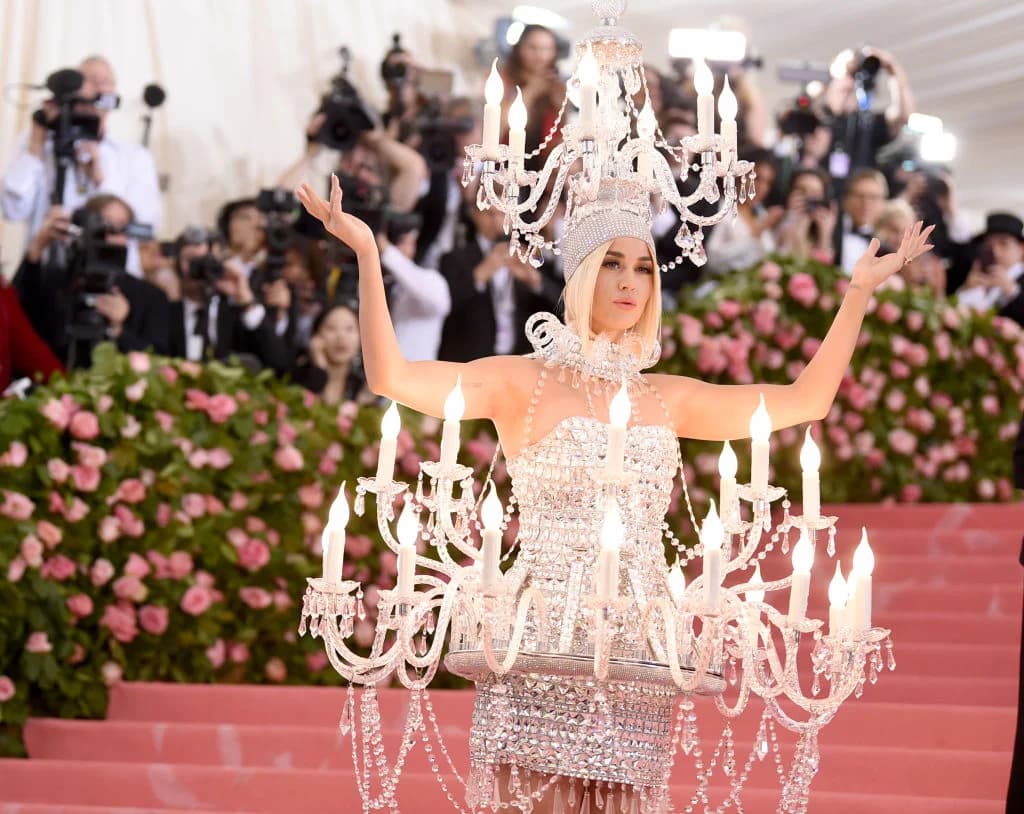 Los outfits más polémicos de Katy Perry que impresionaron a todos.