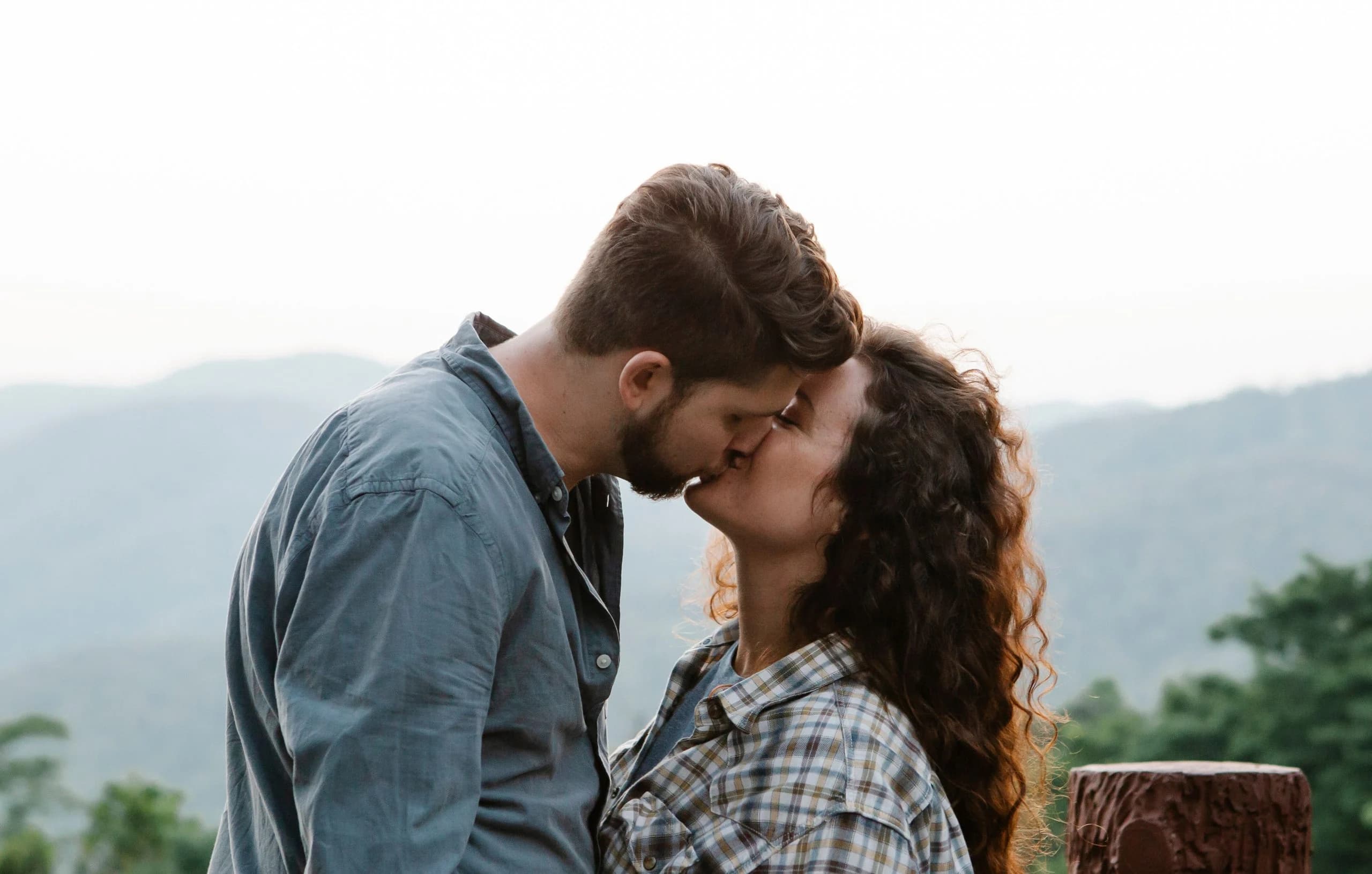 7 emocionantes juegos de besos para disfrutar con tu pareja