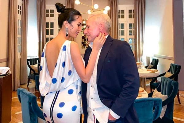 Modelo de 29 años se casa con el amor multimillonario de 75