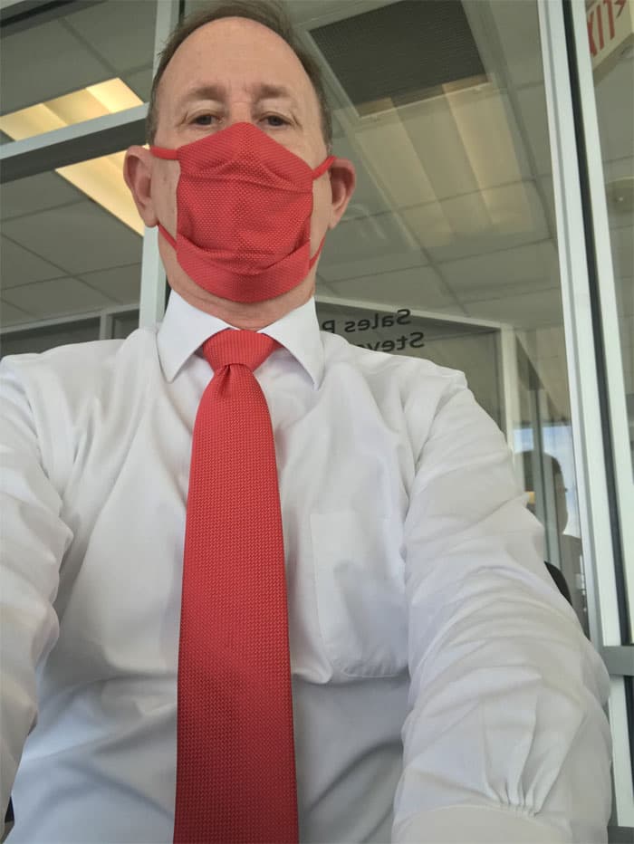 Combinar mascarilla y corbata es la nueva tendencia epidémica