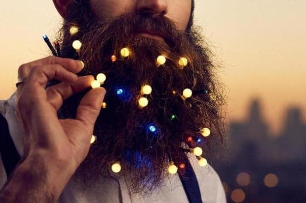 Cubre tu barba con pequeñas luces navideñas.
