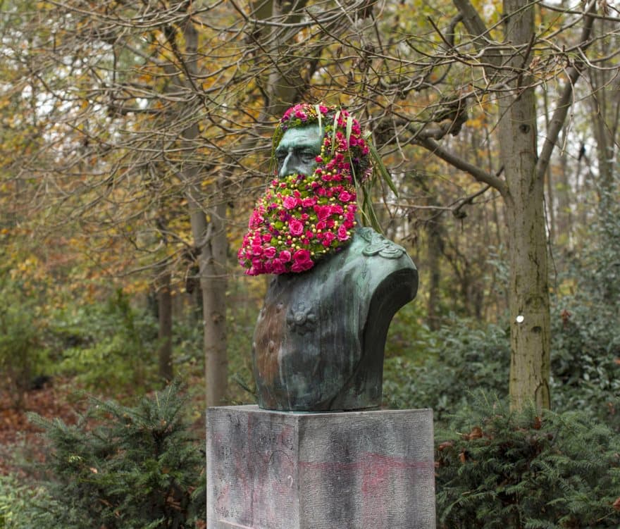 GE YEFROY-MOTT-STATUE-BOUQUET-WREATHS-FURS-06
