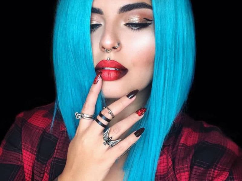 El maquillador usa sus labios como lienzo para obras maestras de miniatura