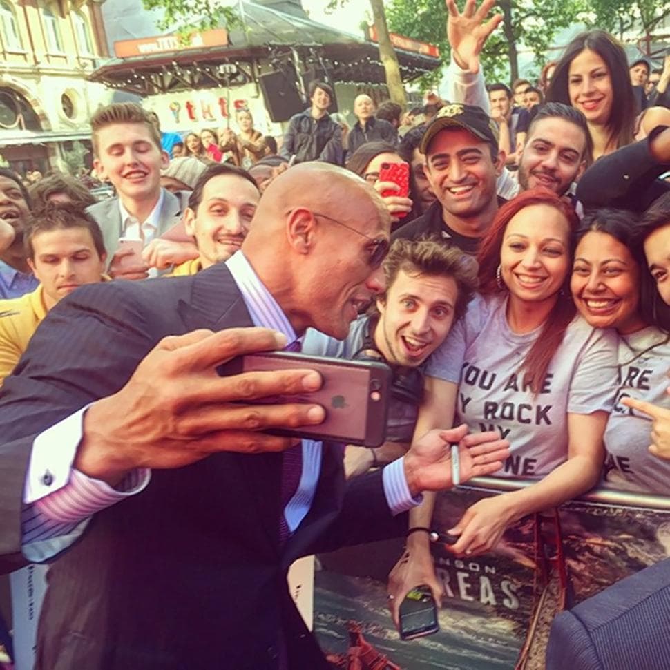 8-World-Récord-Holding-Celebs-2-Dwayne-the-Rock-Johnson-Selfies