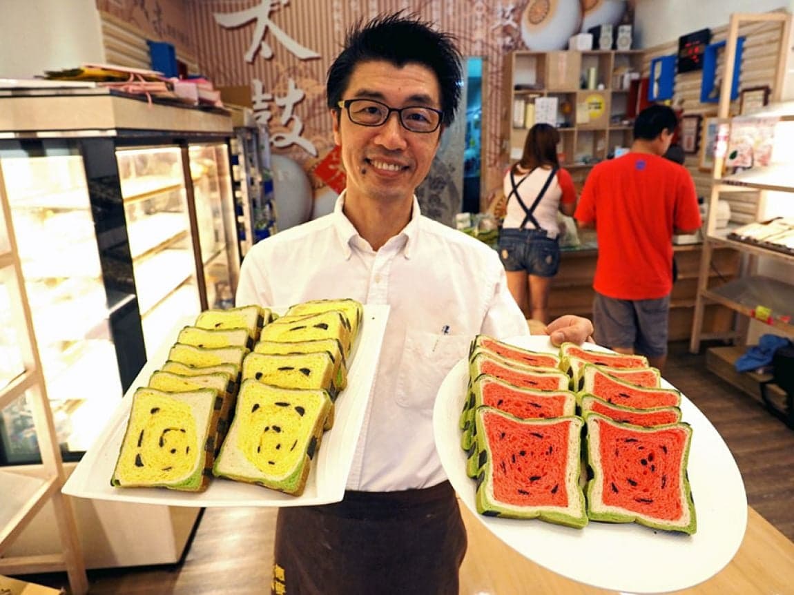 Disfruta de la exquisita delicia del pan de sandía de Taiwán y déjate sorprender por su sabor único.