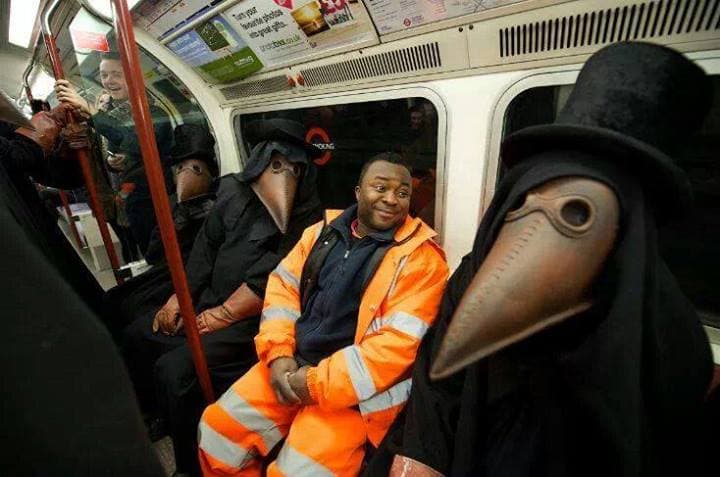 28 solamente en un extraño metro (con la presencia de un tiburón)