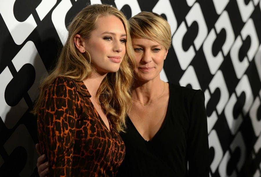 9 hijos famosos que superan en belleza a sus padres.