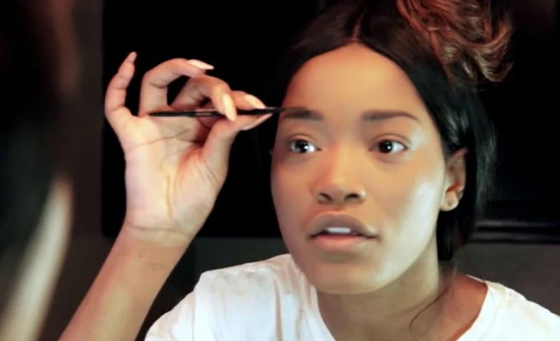 9 celebridades reconocidas que tienen sus propios canales de belleza en YouTube.