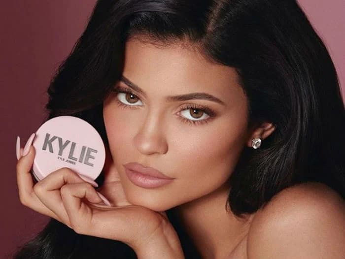 Kylie Jenner se transforma en la multimillonaria autocreada más joven de la historia.