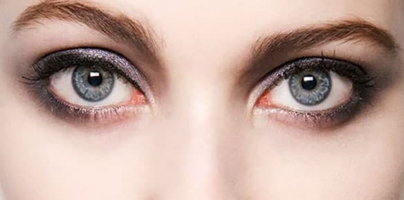9 recomendaciones de maquillaje esenciales para quienes tienen ojos entrecerrados.