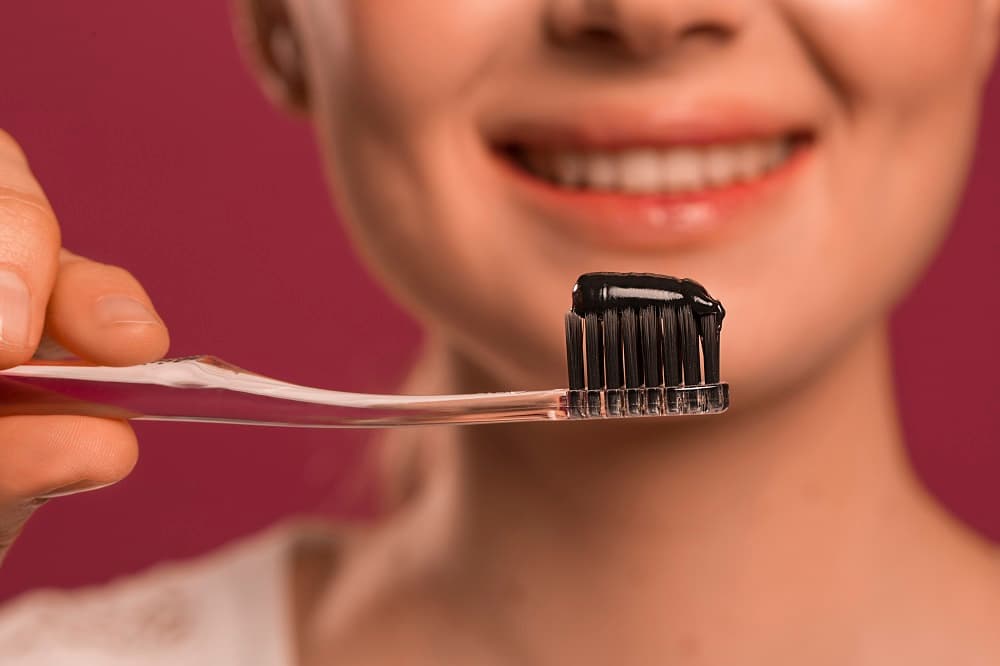 Todo lo que debes conocer acerca de la pasta dental con carbón.