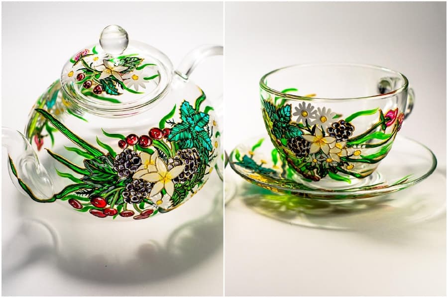 Vasos y teteras de vidrio elaborados a mano que alegrarán tu jornada.