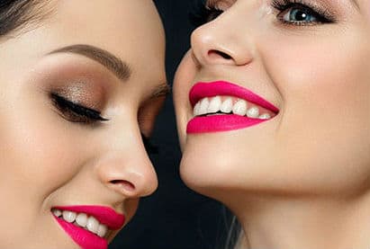 10 consejos de maquillaje con lápiz labial para resaltar la blancura de tus dientes.