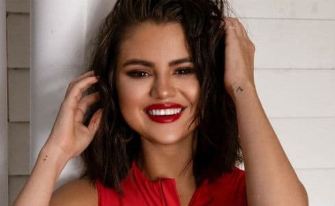 Selena Gomez presenta su propia colección de productos de belleza.