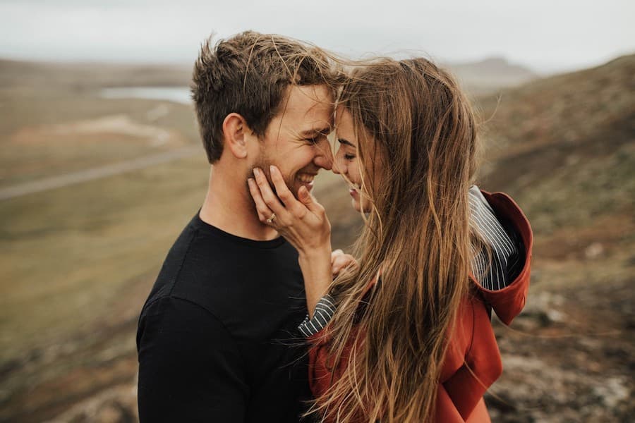 Las 10 preguntas clave que necesitas hacer para conectar en Tinder.