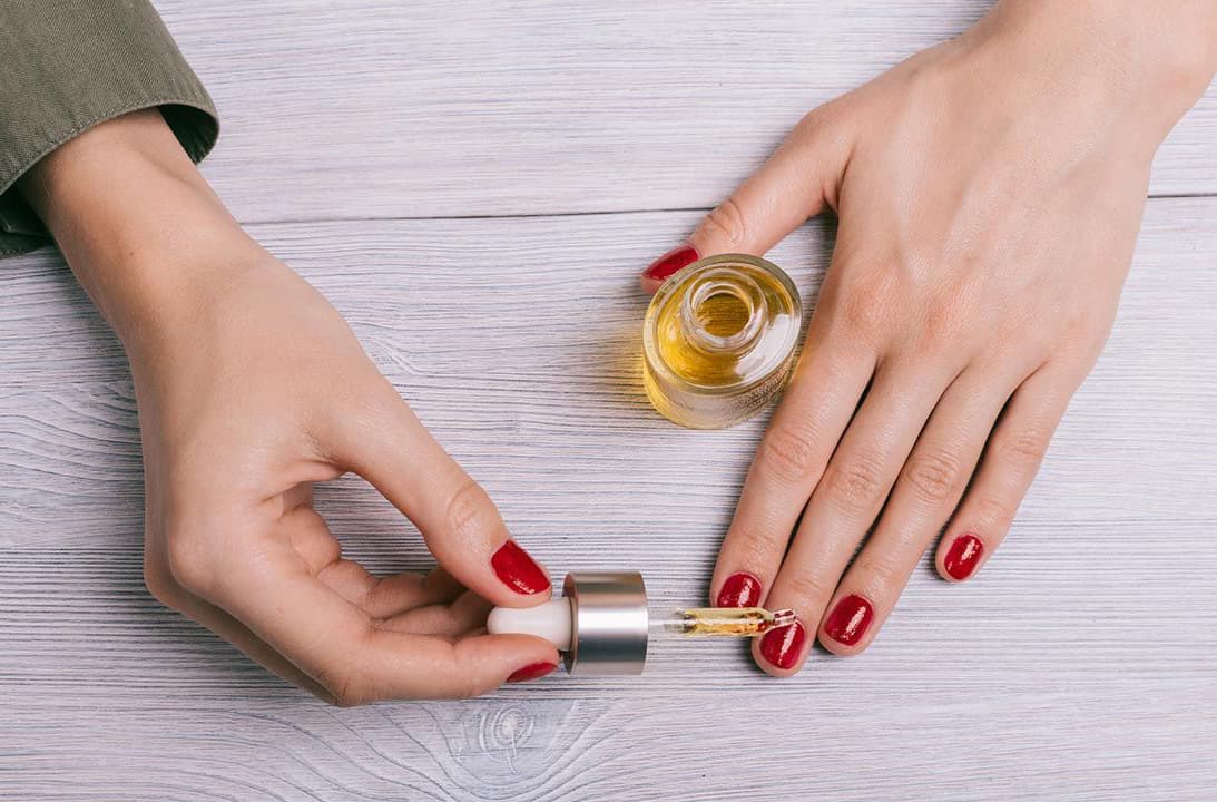 Métodos para eliminar el esmalte de uñas en casa.