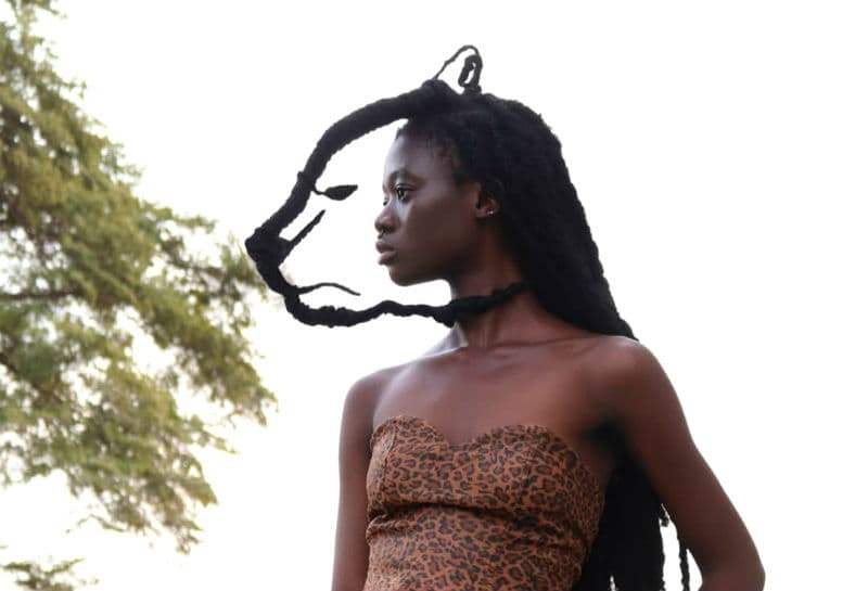 Una creadora de Costa de Marfil elabora impactantes esculturas usando su cabello.