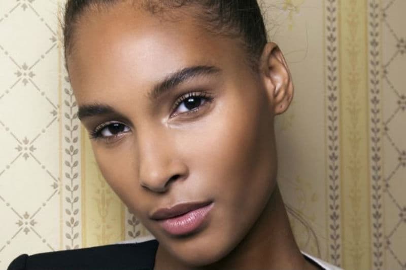 9 recomendaciones de maquillaje y cuidado de la piel para mujeres de tez oscura