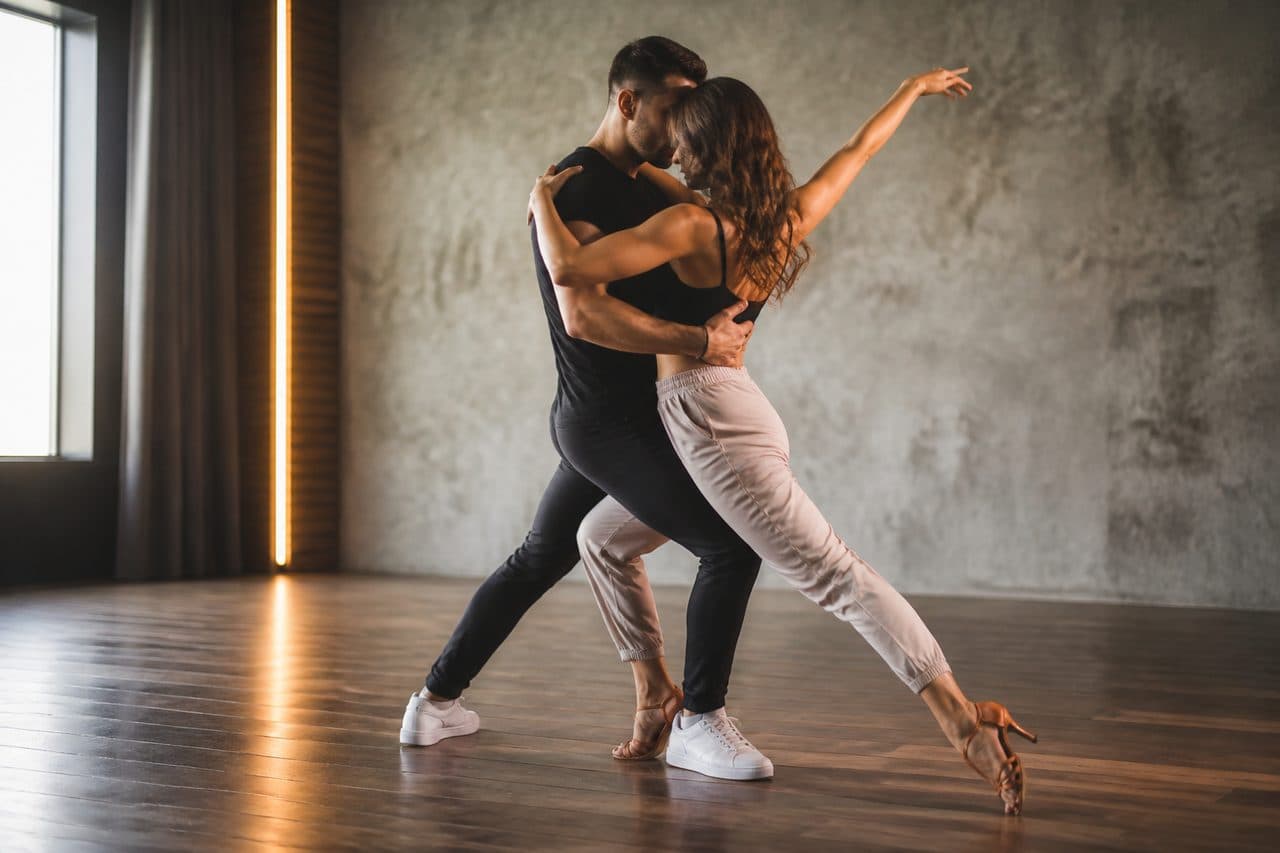 6 videos de zouk sensual que hipnotizan desde el primer paso