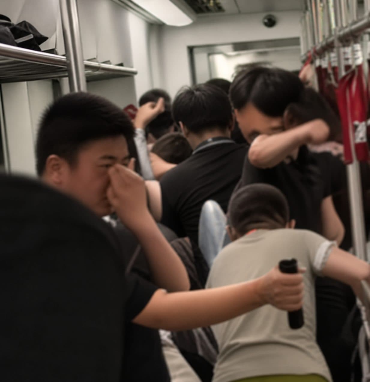 Pánico en el metro: rocía gas pimienta y termina golpeado
