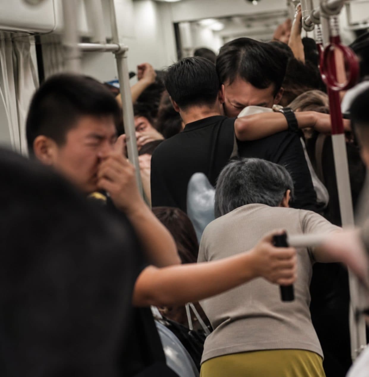 Roció gas pimienta en el metro de China y terminó atrapado