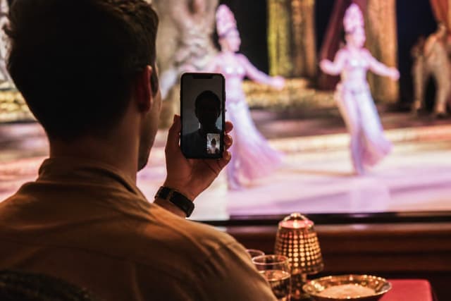 Un hombre videollamó a su amigo en pleno show en Tailandia