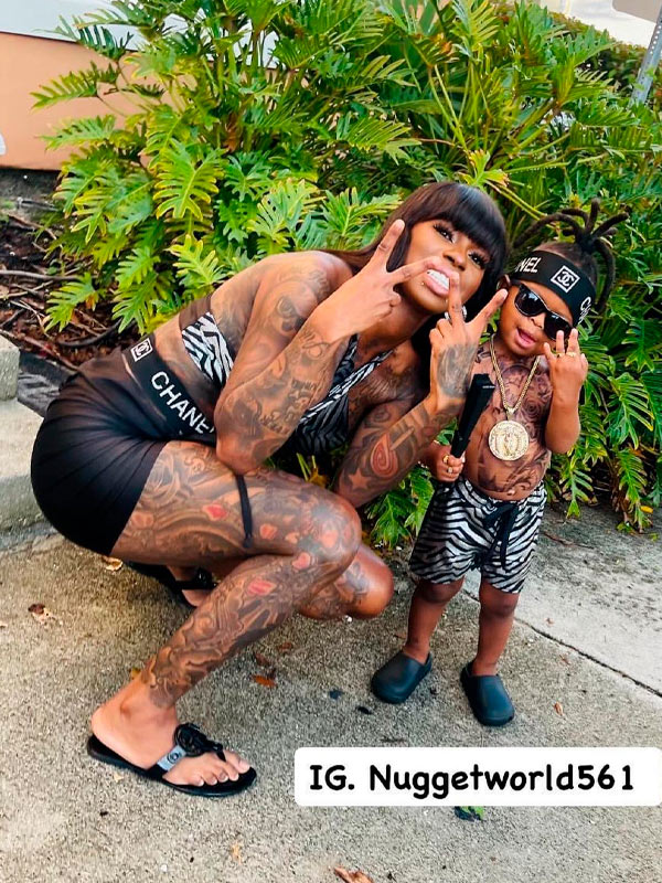 bebé con tatuaje