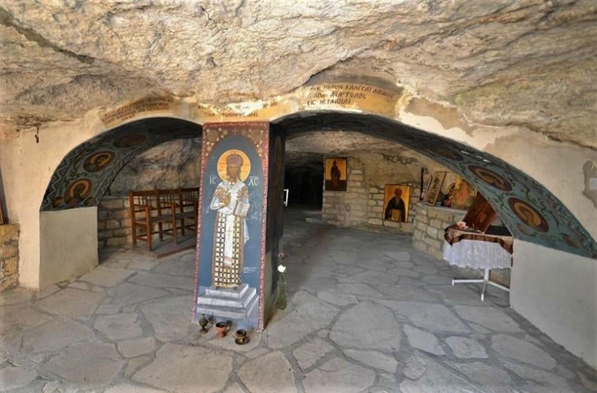 Panagria Hrysospiliotissa, bajo el templo de Dioniso, Grecia 17 iglesias rupestres increíblemente hermosas en todo el mundo | bayas de cerebro