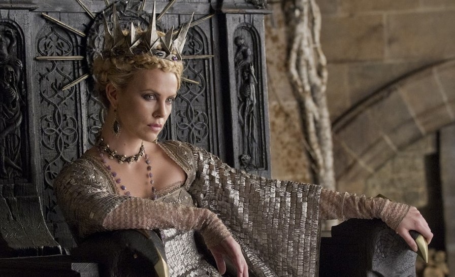 Chatlize Theron de Blancanieves | 12 actores que siempre juegan criminales | Bayas cerebrales