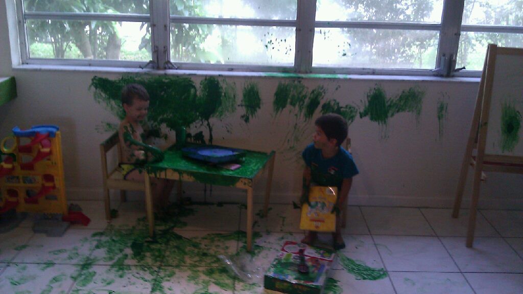 A los niños les encanta conseguir un desastre, tratarlo. 19 años