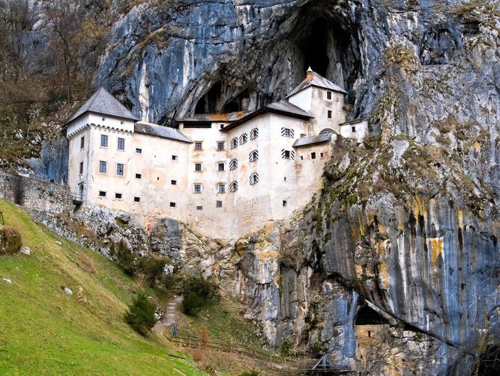 Castillo de Predrama, Eslovenia | Los peores castillos embrujados en Europa | Bayas cerebrales