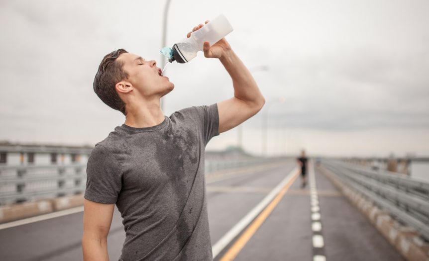 Agua para omitir | 8 cosas que haces después de un gimnasio que lo hace totalmente inútil | Bayas cerebrales