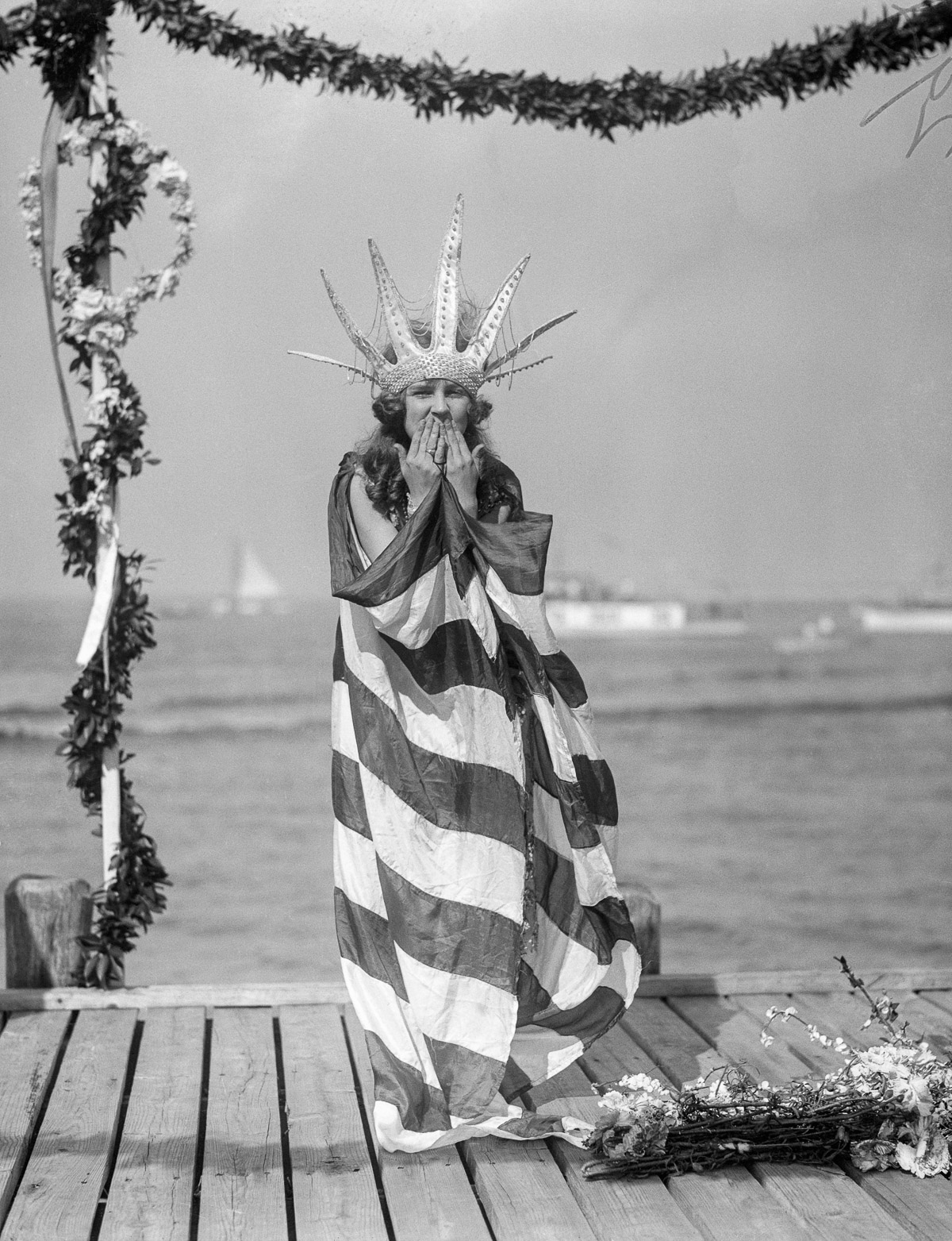 07 de septiembre de 1922, Atlantic City, EE. UU. - Título original, Atlantic City, NJ, Washington, OMC el año pasado coronado el año pasado "Miss América:" Reina de la belleza en su ropa real. Ella fue representada cuando estaba esperando la llegada "Rey Neptuno" Marcando la apertura de una gran página sobre la belleza en su baúl real. --- Imagen © Bettmann / Corbis