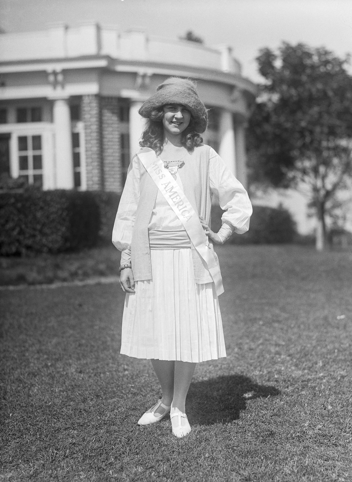07 de septiembre de 1922 --- Título original: 9/7 / 1922-Miss Margaret Gorman, longitud completa en ropa de calle. Él es la actual Lady America. Foto: --- Imagen © Bettmann / Corbis
