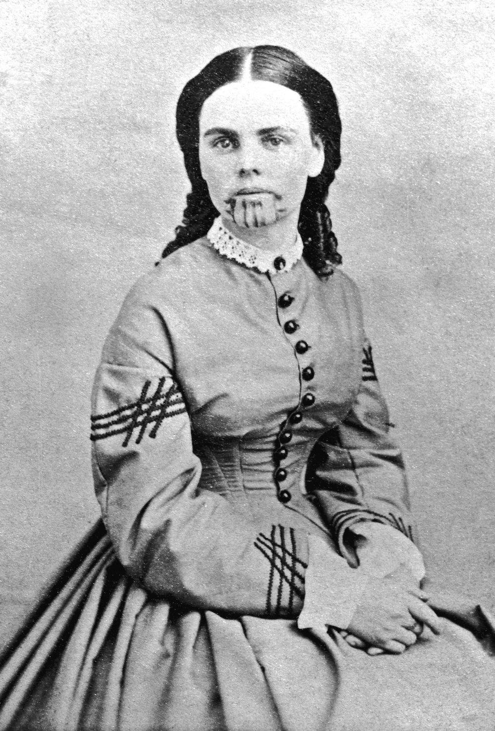Alrededor de 1860. Retrato del estudio de aviones de oliva (1837 - 1903) ¿Quién fue el único miembro de su familia que sobrevivió para cautivar a los indios Yavapai? Fue vendido a la tribu Mojava que era amable con él, pero fue tatuado con el letrero de la barbilla. (Foto de Hulton Archive / Getty Images)