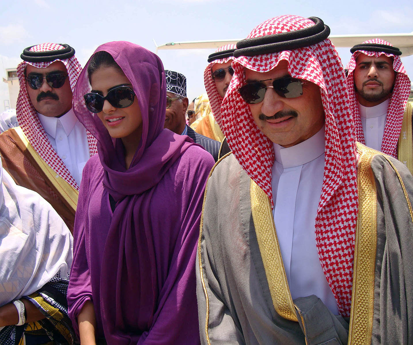Príncipe Al-Waleed Bin Talal [R]El sobrino de Arabia Saudita llega a la capital de Somalyan Mogadiscio el 27 de agosto de 2011. La delegación del rey de la familia Elgun Saudi llegó hoy en una visita de un día para ver la mejor manera de apoyar el hambre y la sequía. El cuerno africano ha sido golpeado la peor sequía durante décadas, y las Naciones Unidas han descrito somalí, donde la guerra civil aumentará desde 1991. Photo / Stringer AFP: