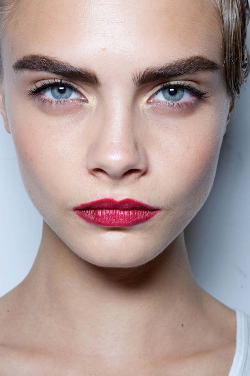 People-Body-02 famosa- Cara-Delevigne-Eyebrows