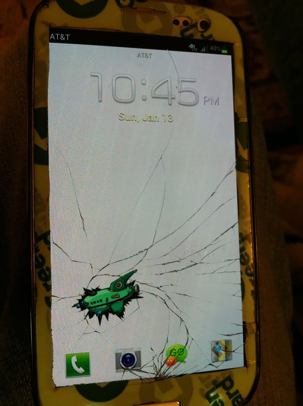 Creative-Wallpapers-Cover-Up-Sour-cracked Phone-Screen-10