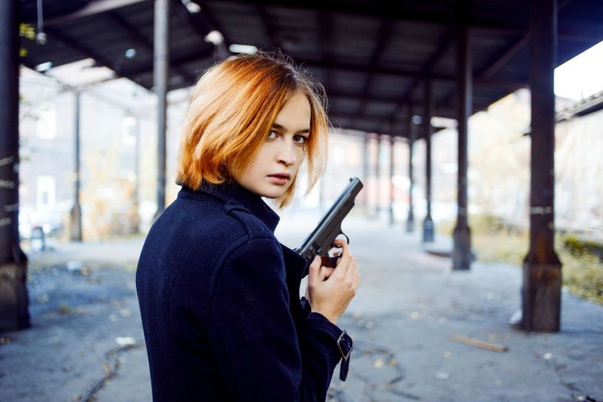 Mujer detective de agente especial | Bayas cerebrales