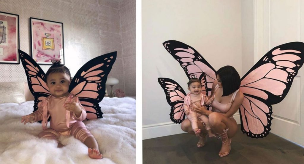 Stormi y Kylie como las gemelas mariposa | Stormi Webster vestida como mamá Kylie y papá Travis son totalmente adorables | su belleza