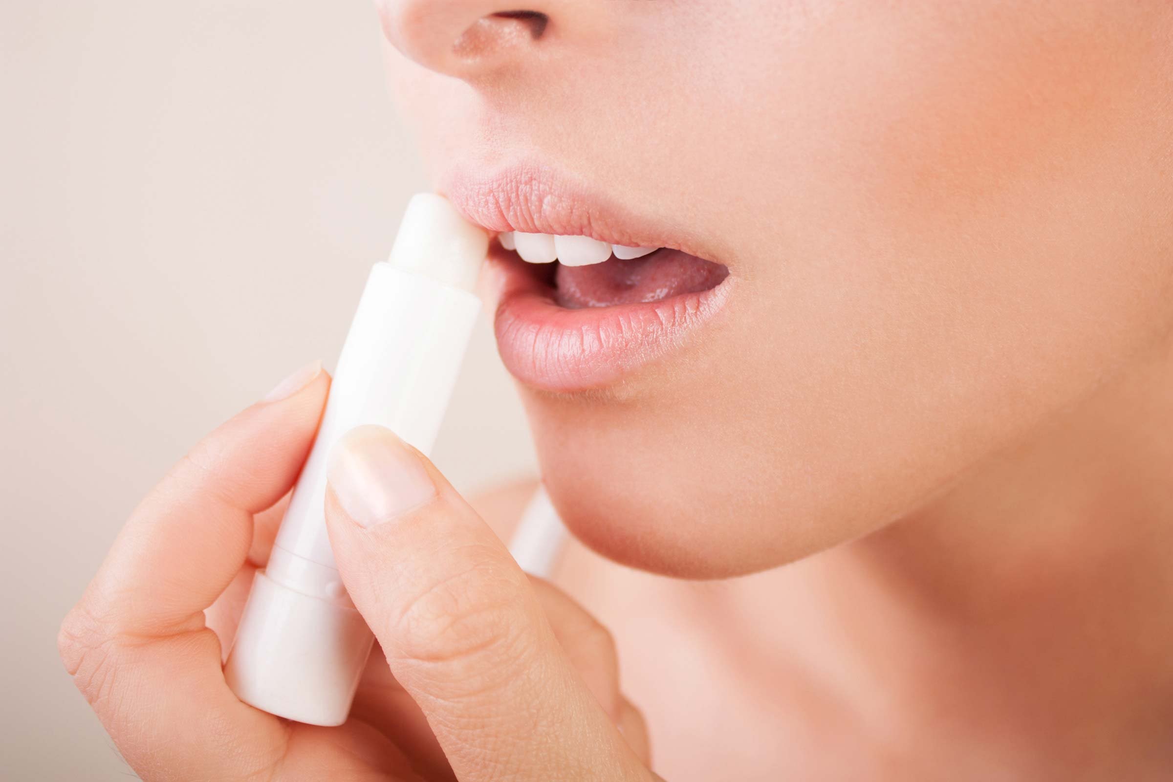 Hidrata tus labios 10 trucos con pintalabios para que tus dientes luzcan más blancos | su belleza