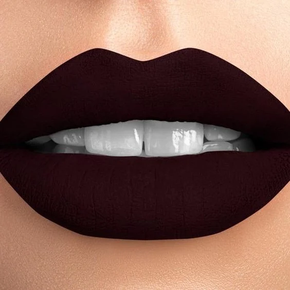 Elige tonos ciruela 10 trucos de lápiz labial para que tus dientes luzcan más blancos | su belleza